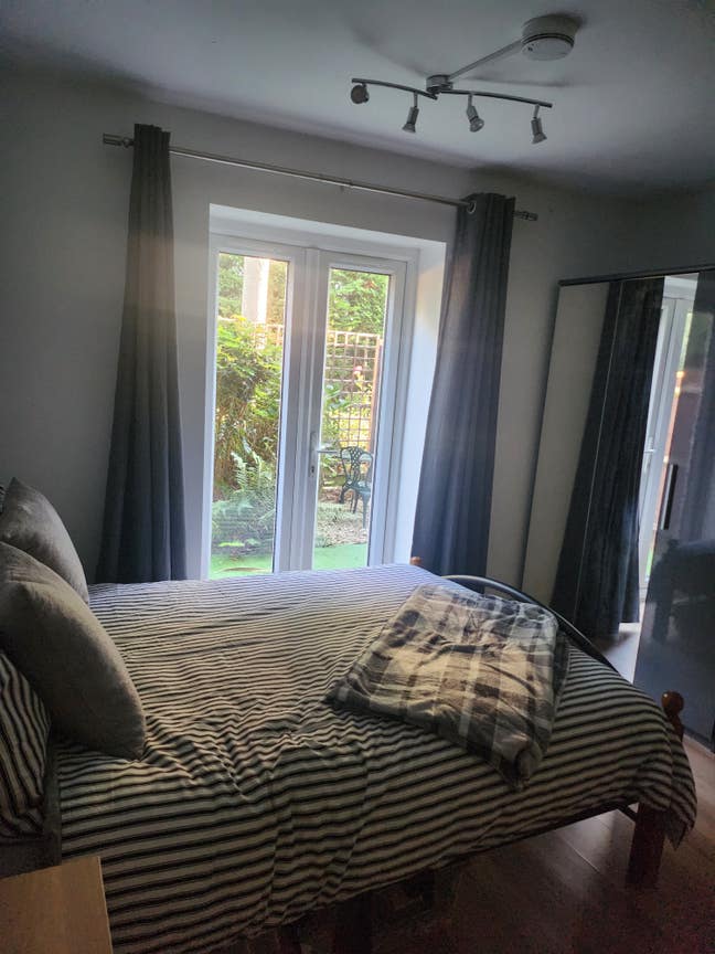 2 rooms forming 2 bed flat (980 per rm bills inc) Main Photo