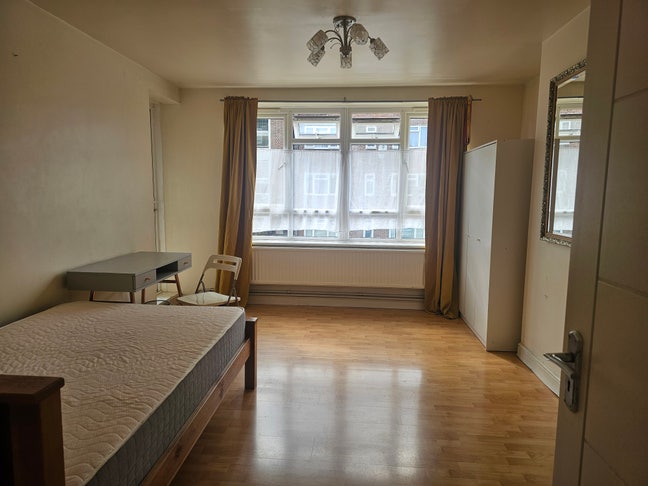 Nice large Double room with balcony, all bills Inc Main Photo