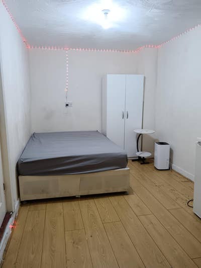 Rooms available in a lovely house Main Photo