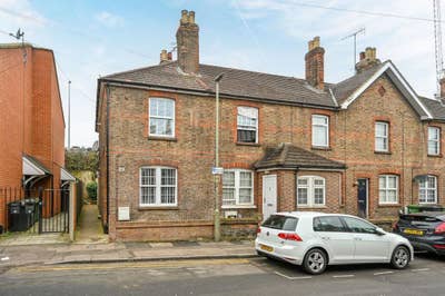 Cozy house near Guildford train station Main Photo