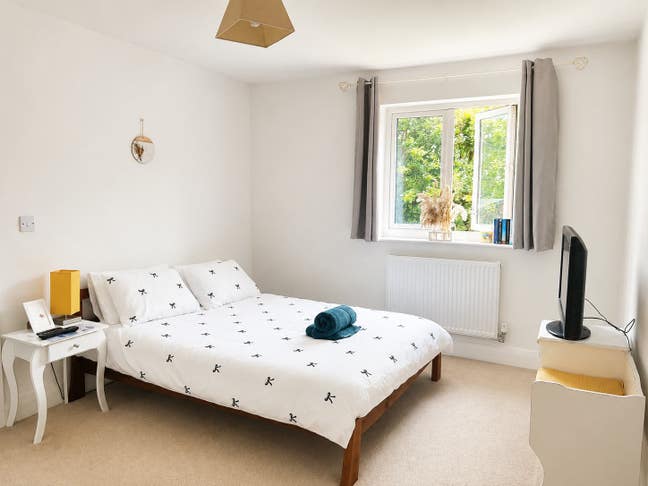 Spacious double bedroom Main Photo