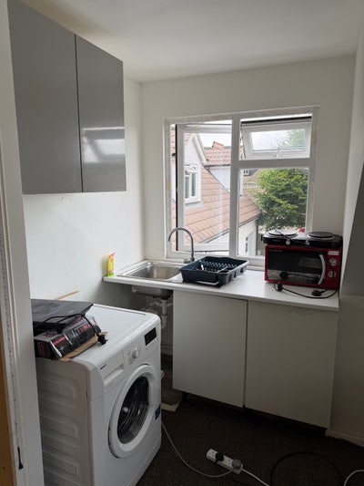 750&pound; studio (bills included) with parking  Main Photo