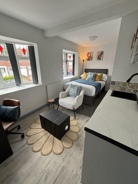 ✨ Stylish En-Suite Room in LE3 | Avail. NOW Main Photo
