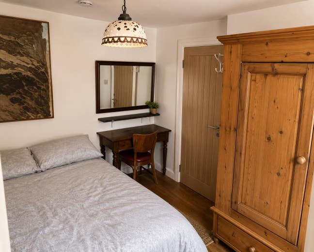 Double Room is available for rent in - SW18 4UT Main Photo