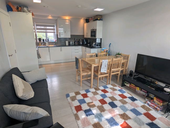 Bright Double Room in Friendly Top-Floor Flat Main Photo