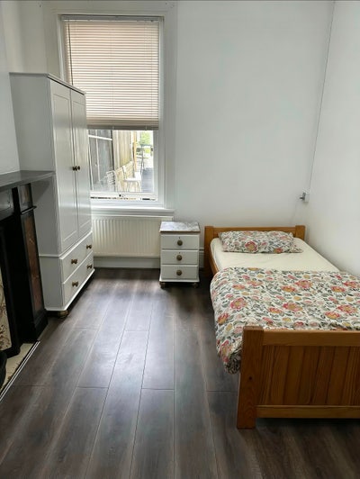 Double Room - 5 Min Walk to Bus & Train Station Main Photo
