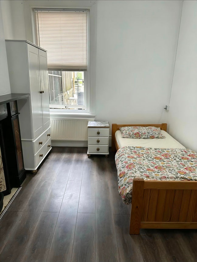 Double Room - 5 Min Walk to Bus & Train Station Main Photo