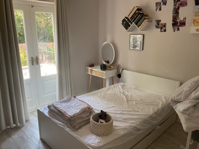 Room with balcony available for rent  Main Photo