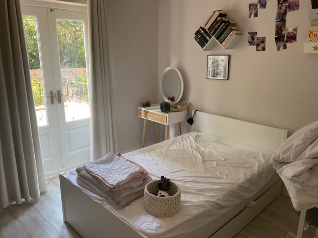 Room with balcony available for rent  Main Photo