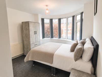 ** Modern Luxury En Suites - All Bills Included! Main Photo