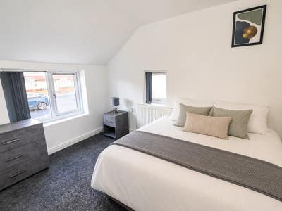 ** Modern Luxury En Suites - All Bills Included! Main Photo