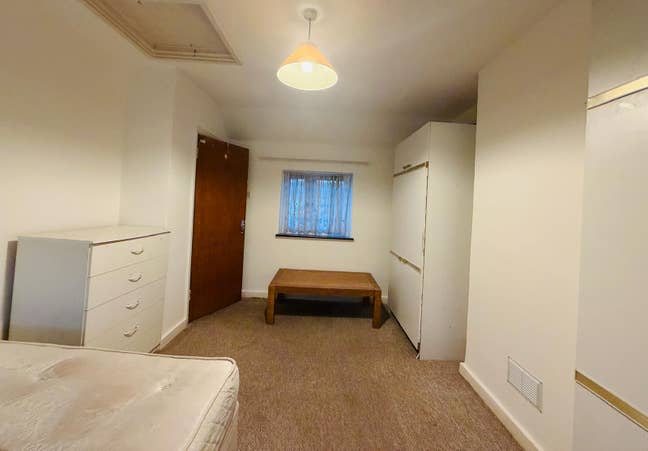 Spacious, Bright and lovely Double Rooms Main Photo