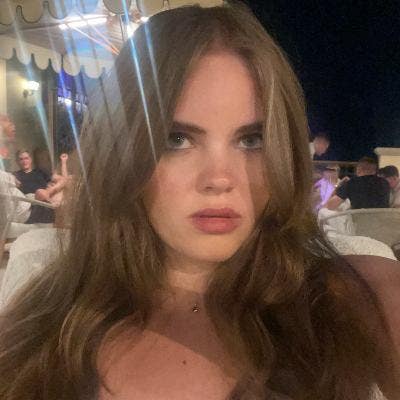 22 year old professional female looking for room Main Photo