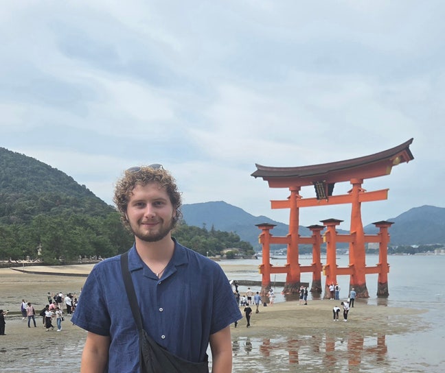 Postgraduate Student looking for room or buddy up Main Photo