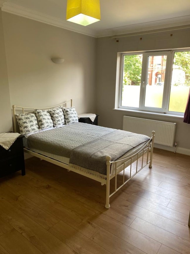 Lovely large double room in Acton W3 Main Photo