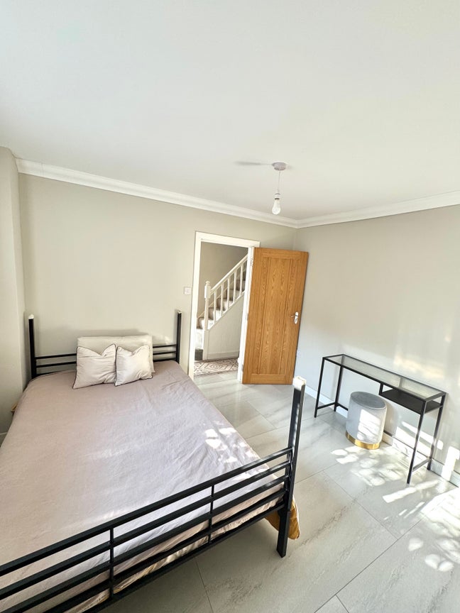 Refurbished 1 Double Bedroom with Ensuite  Main Photo