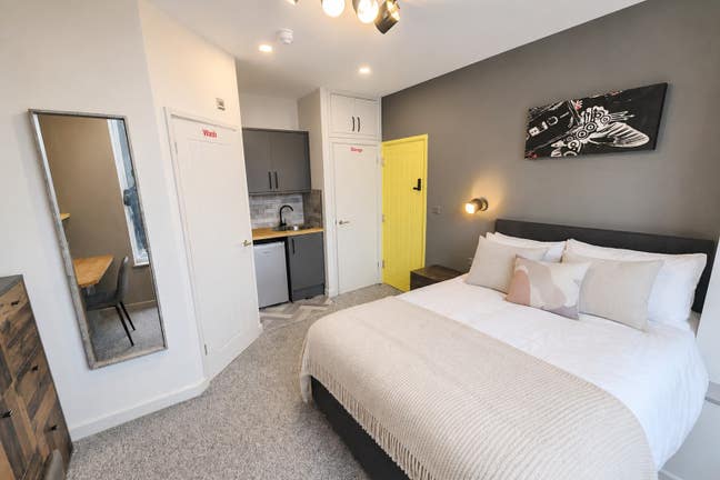 ** LARGE Modern Luxury En Suite - No Bills To Pay! Main Photo