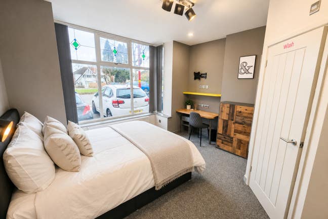 ** LARGE Modern Luxury En Suite - No Bills To Pay! Main Photo