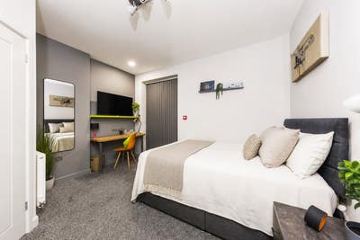 ** LARGE Modern Luxury En Suite - No Bills To Pay! Main Photo