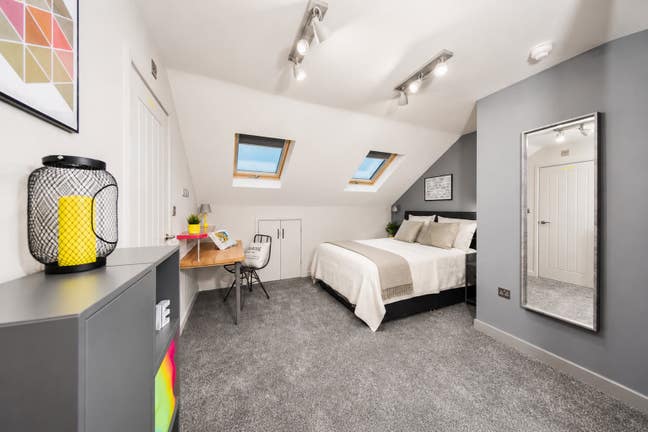 ** LARGE Modern Luxury En Suite - No Bills To Pay! Main Photo