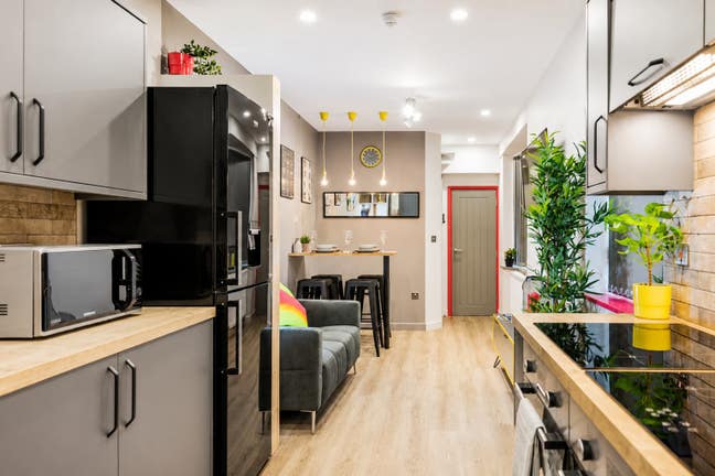** LARGE Modern Luxury En Suite - No Bills To Pay! Main Photo