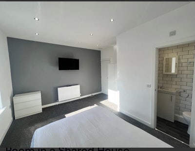 Large double EN SUITE room  Main Photo