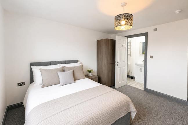 ** LARGE Luxury En Suite - All Bills Included! Main Photo