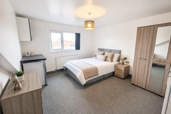 ** LARGE Luxury En Suite - All Bills Included! Main Photo
