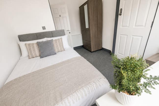 ** LARGE Luxury En Suite - All Bills Included! Main Photo