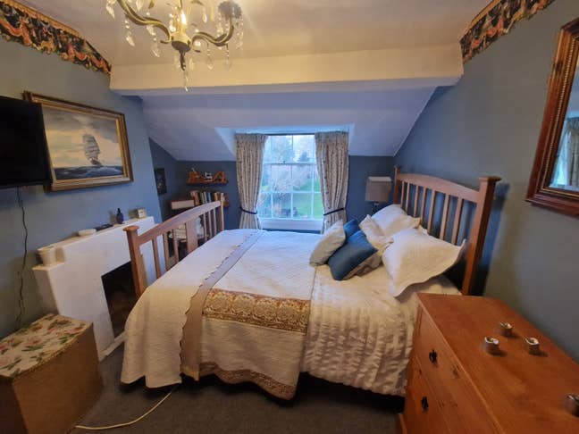 Double Room in large house Main Photo