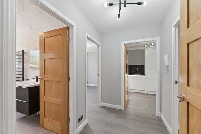Newly renovated flat | Rooms or whole flat avail  Main Photo