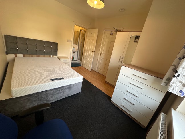 En-suite Double Bed Room near the train station. Main Photo