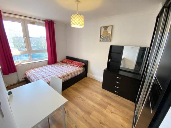 🏡 NO DEPOSIT | 2 Beautiful Rooms Available in Bow Main Photo