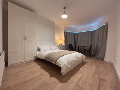 Spacious 3-Bed Flat or 2 Beds + Study Chiswick W4 Main Photo