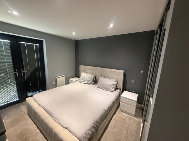 Room to rent in 2 bed flat close to train station Main Photo