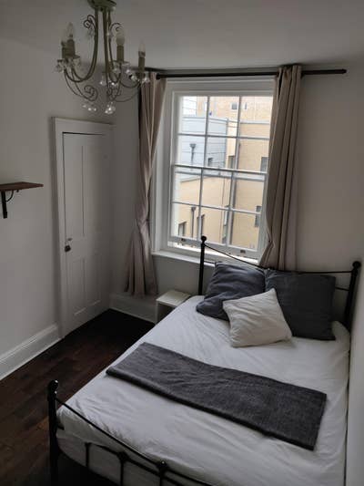 Bright Room with Offsuite Bathroom, 2 Min Limehous Main Photo