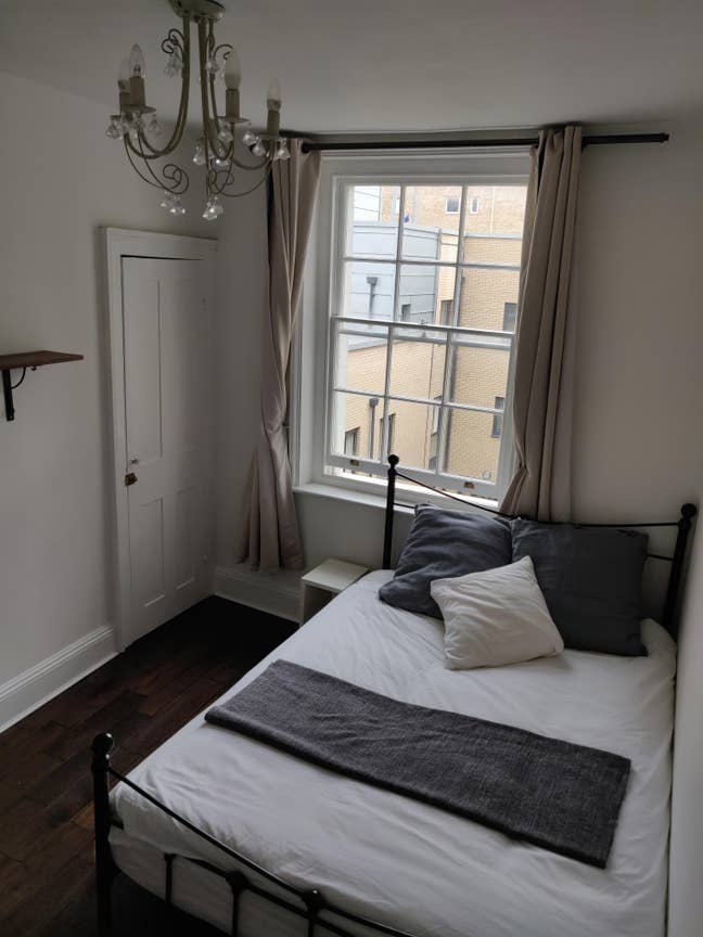 Bright Room with Offsuite Bathroom, 2 Min Limehous Main Photo