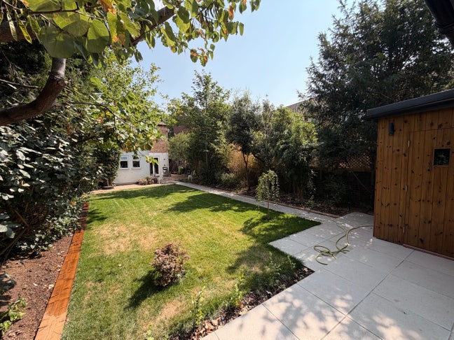 2 Huge, Bright Doubles in Stunning Brentford House Main Photo