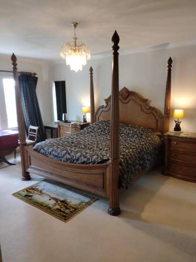 Large ensuite room with table and chairs Main Photo