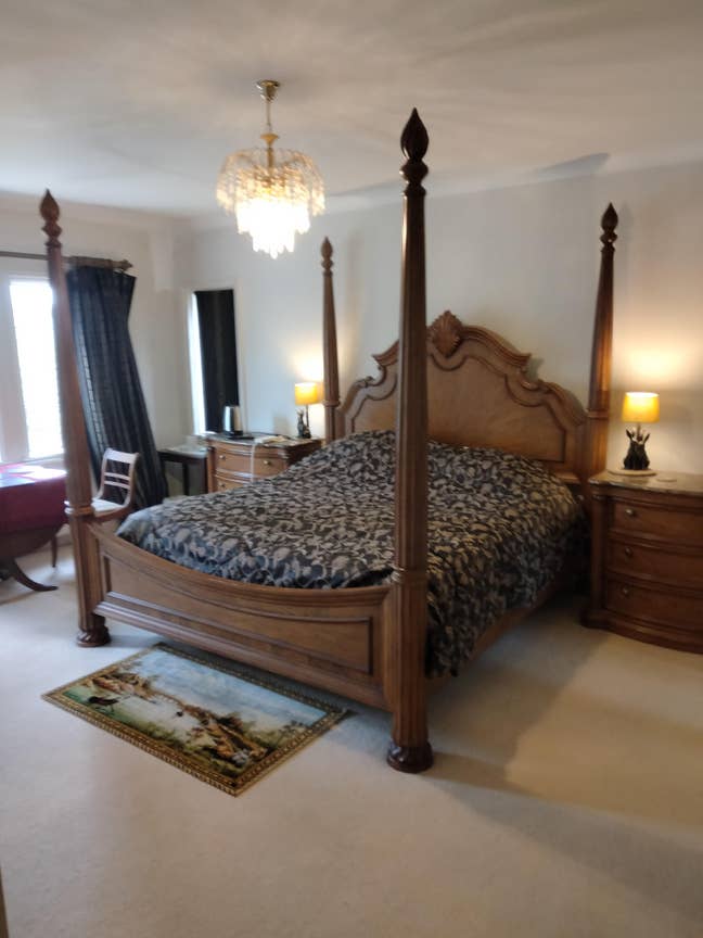 Large ensuite room with table and chairs Main Photo