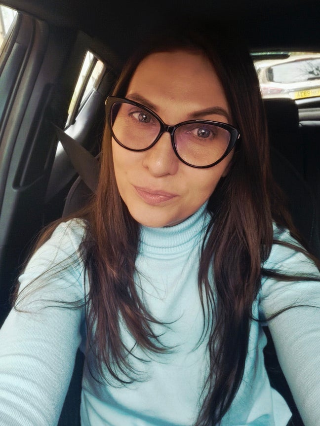 I am a professional female seeking either a o... Main Photo