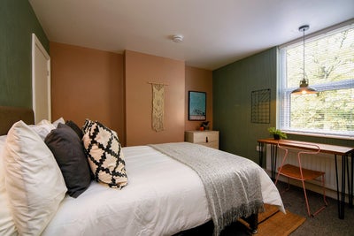 ** Luxury Modern En Suite Room - No Bills to Pay! Main Photo