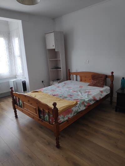 Large room available for short stay for 6 weeks  Main Photo