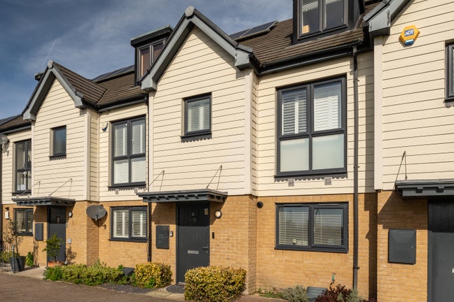 Spacious detached 4 bedroom home in Woodford green Main Photo
