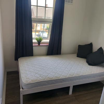 Single bedroom in newly renovated houseshare Main Photo