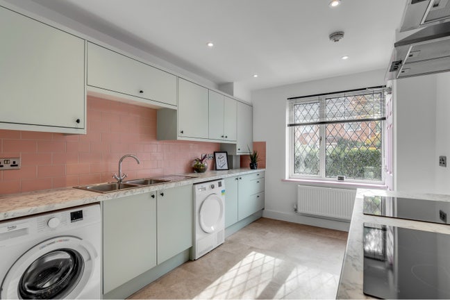 Large En-Suite & double Rooms Available  Main Photo