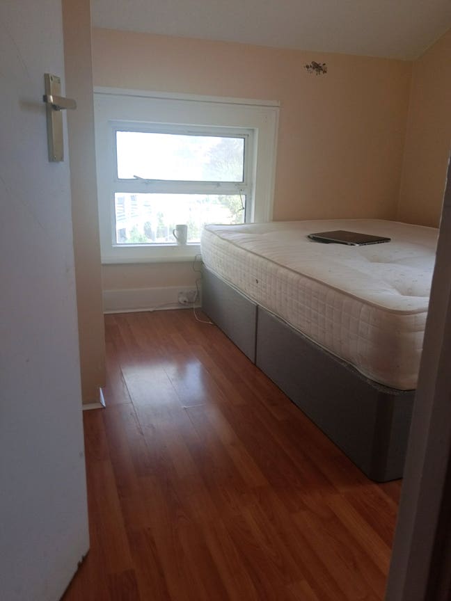 One Semi Double Bedroom for Rent  Main Photo