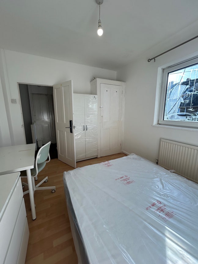 2 Best Priced Room Prime Location E1 Stepney Main Photo