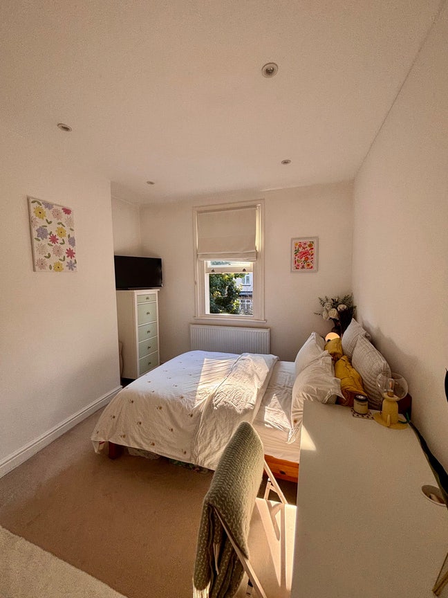 Bright Double Bedroom for Rent✨ Main Photo