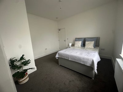 Couples - Lrg. double ensuite room avail 31 Aug Main Photo